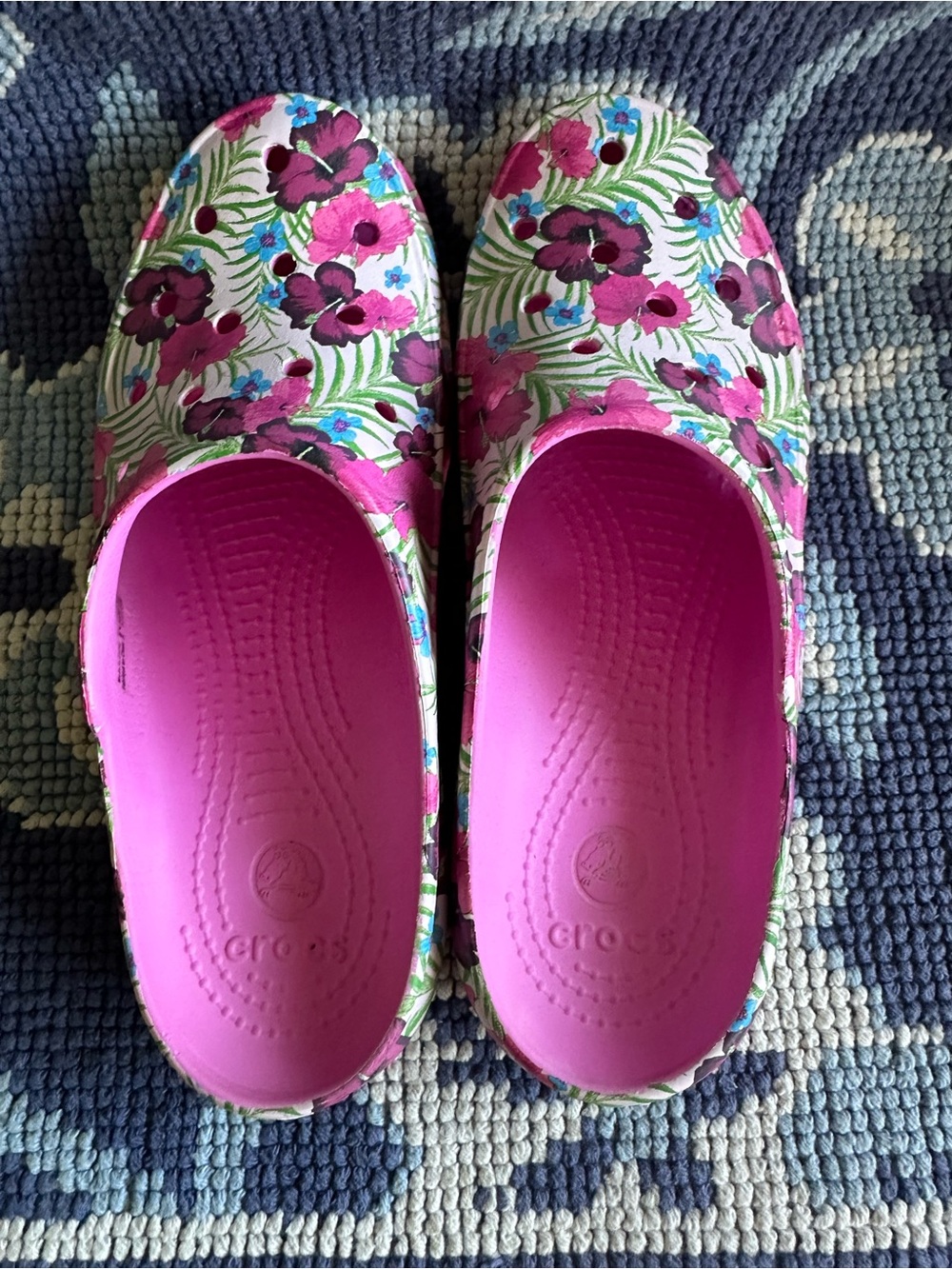 🌺 Crocs Classic Floral Print Clogs Women’s Size 6 Pink Comfort Shoes - Picture 2 of 7